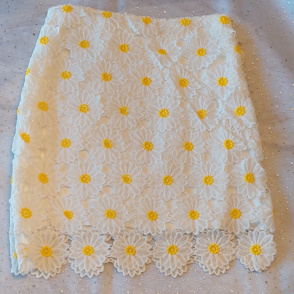 Embroidered Daisy Skirt, M, NWT